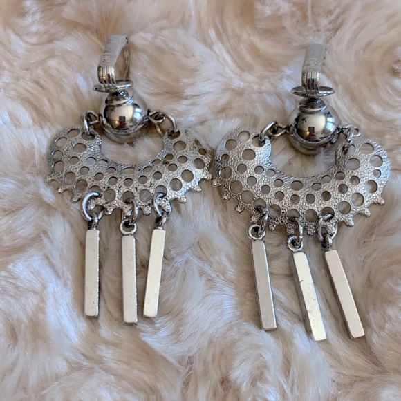 Sarah Coventry Charisma Silver Tone Dangle Clip On Earrings - Picture 1 of 3